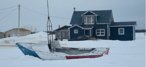 Embarcation aux couleurs de l'Acadie et maison en hiver au Nouveau-Brunswick. Cl. R. Bouthillier. 